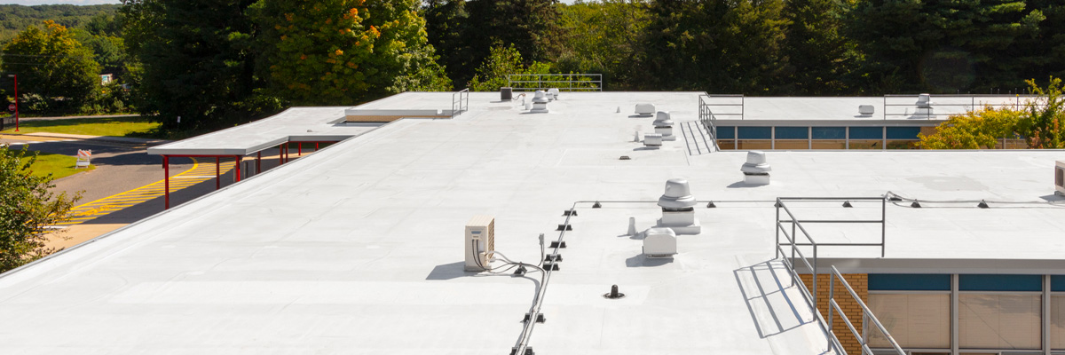 Un toit avec une couche d'apprêt pour toiture blanc de Garland.