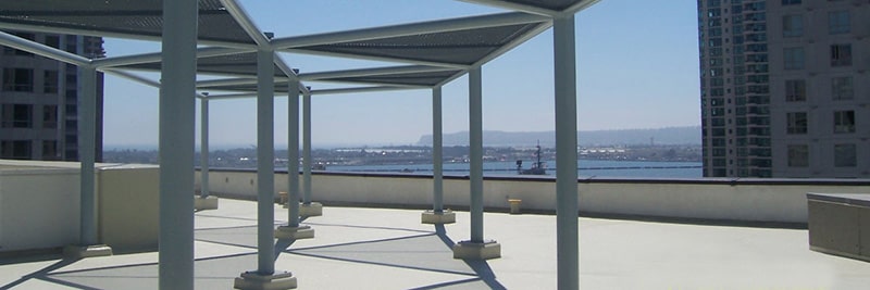 Un système de toiture de plate-forme de plaza par Garland avec un fond de ciel bleu.