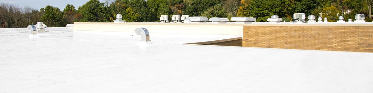 Un toit blanc avec toiture en tôle de finition appliquée par Garland.