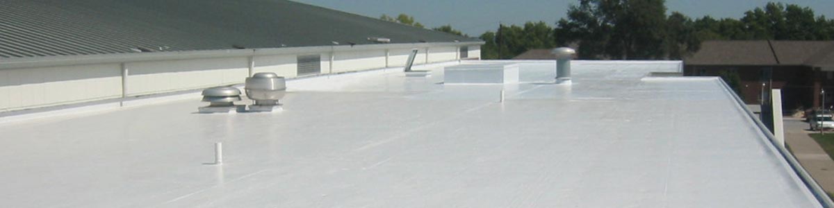 Un toit avec une couche de revêtement de toit réfléchissant blanc de Garland.